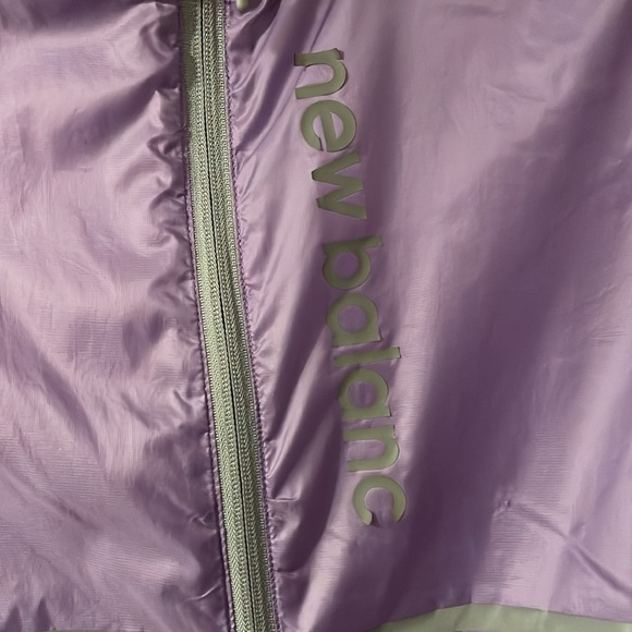 Light wind breaker New Balance Jacket - Picture 2 of 7